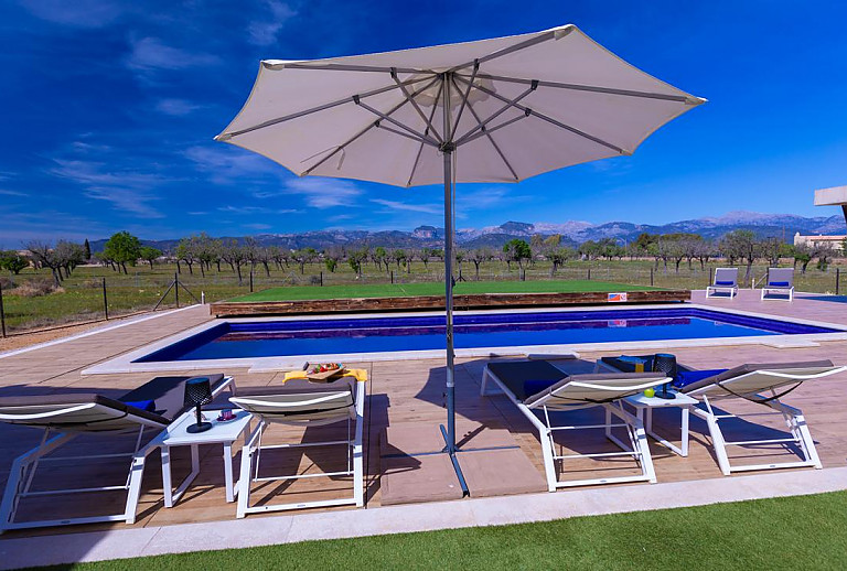 Poolliegen auf der Terrasse mit Weitblick