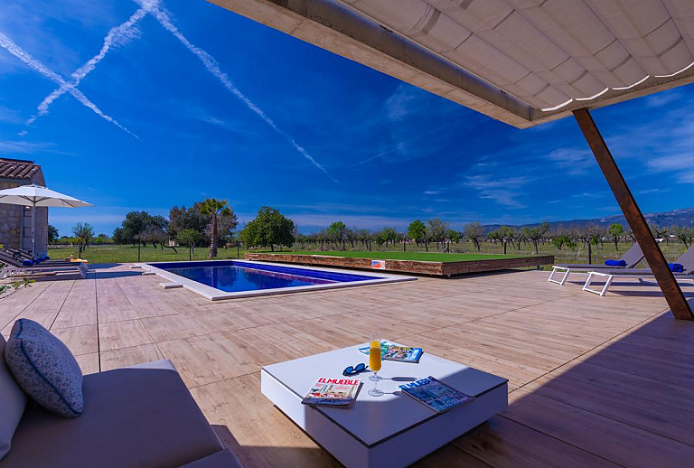 Blick auf den Pool und die Landschaft