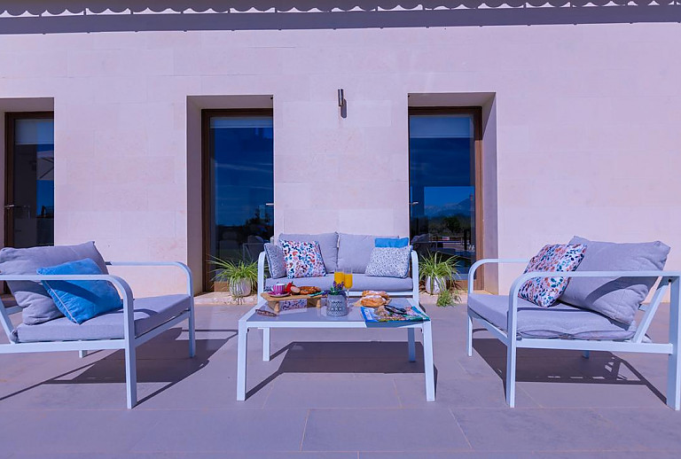 Gartenmöbel auf der Terrasse vor der Finca