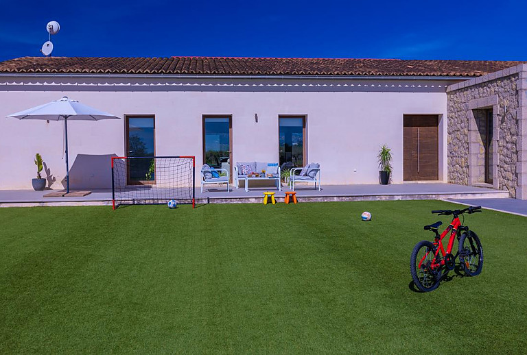 Rasen mit Fußballtor und Fahrrad