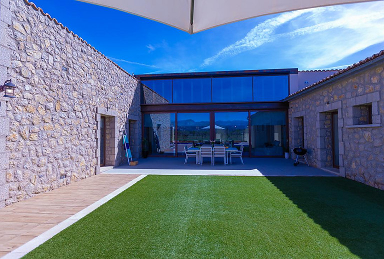 Terrasse mit Stühlen und Esstisch