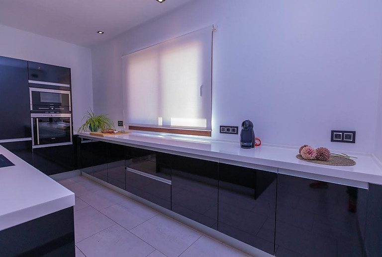 Küche mit Ofen und Fenster