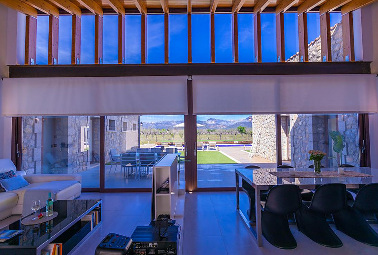 Wohnraum mit Blick zum Außenbereich