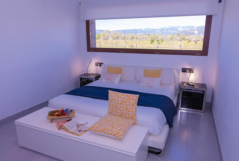 Schlafzimmer mit Doppelbett und Nachttisch