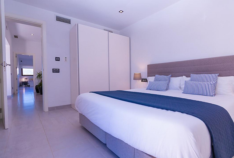 Schlafzimmer mit Doppelbett und Kleiderschrank