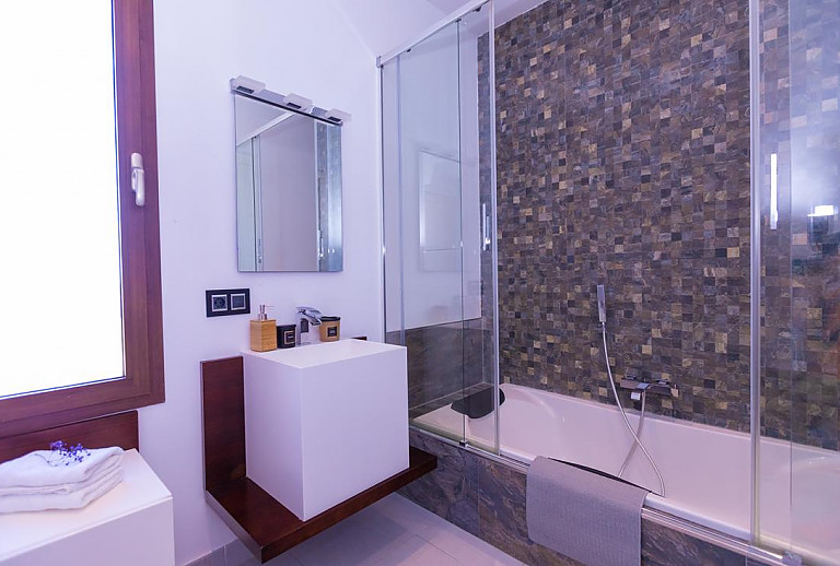 Badezimmer mit Wanne und Spiegel