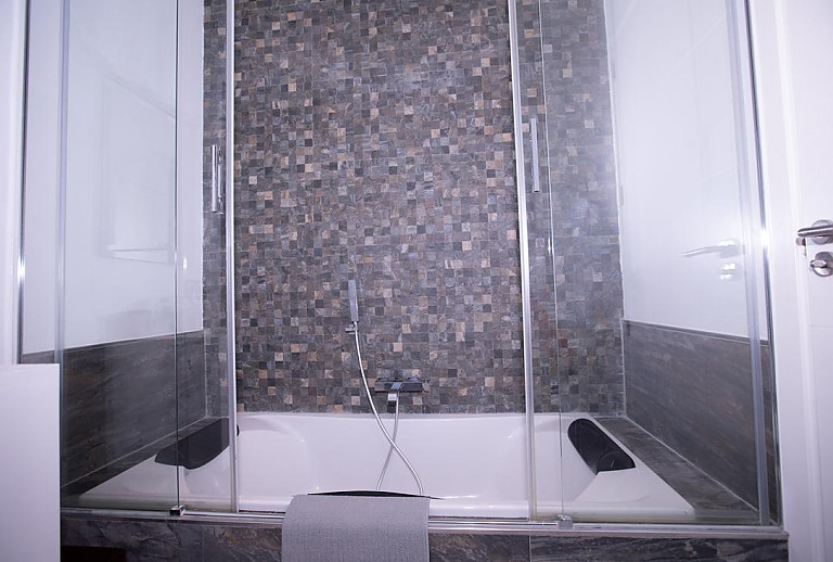 Bad mit Wanne und Duschwand