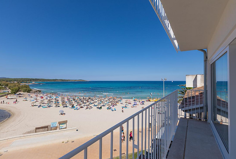 Balkon mit Blick auf den Strand und das Meer