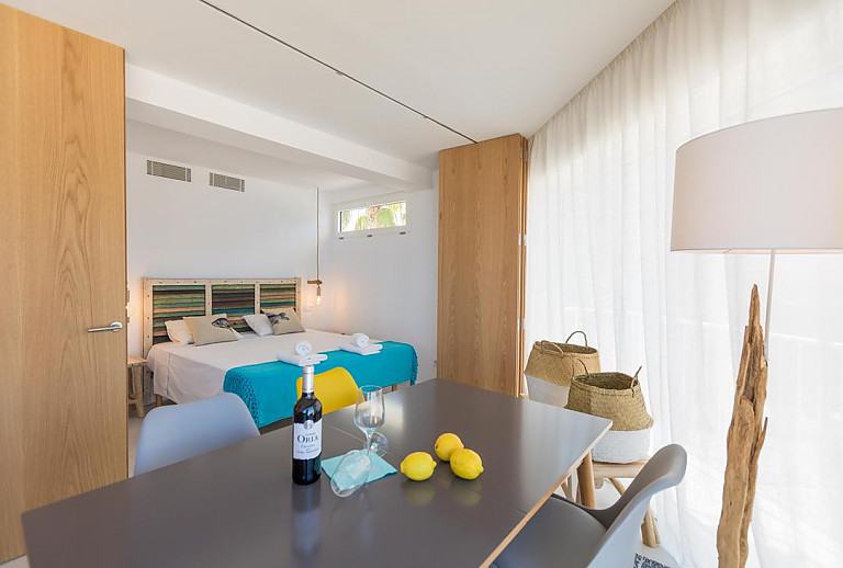 Wohnzimmer mit Esstisch und Stühlen