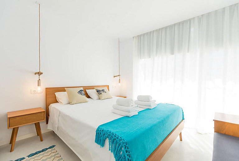 Schlafzimmer mit Doppelbett und Kommode