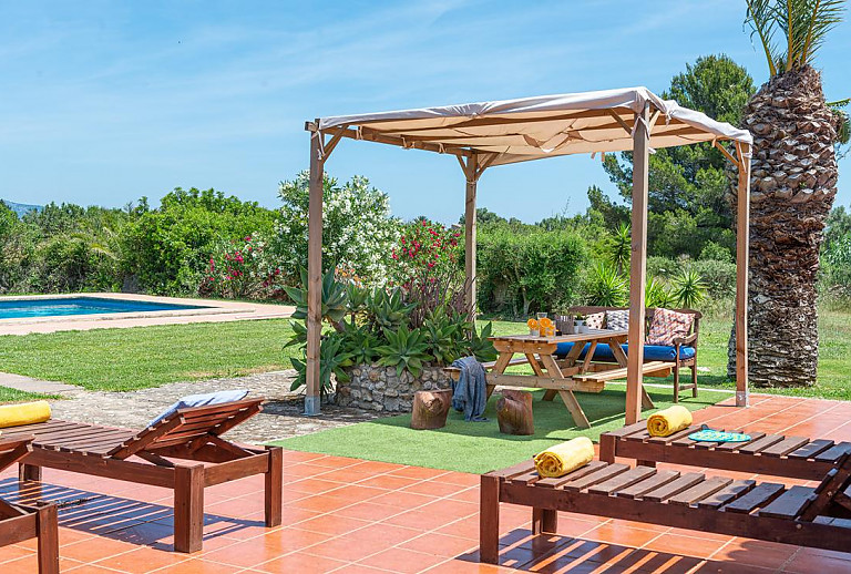 Terrasse mit Sonnendach und Gartenmöbeln