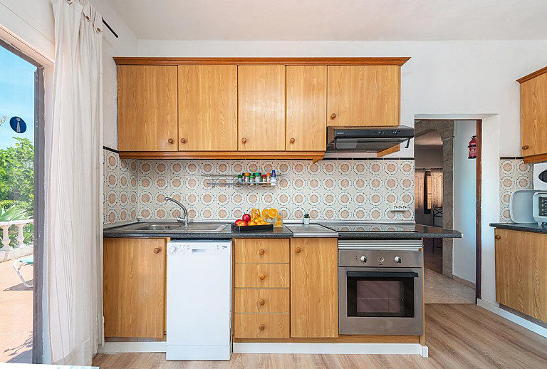 Küche mit Spüle und Ofen