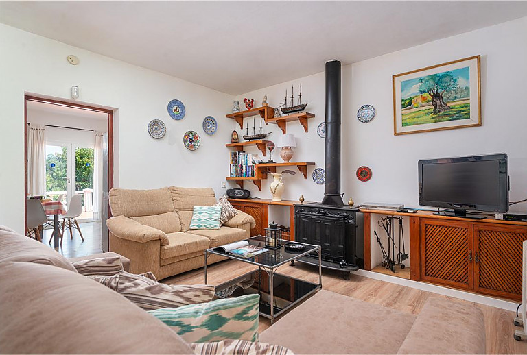 Ofen und Fernseher im Wohnzimmer