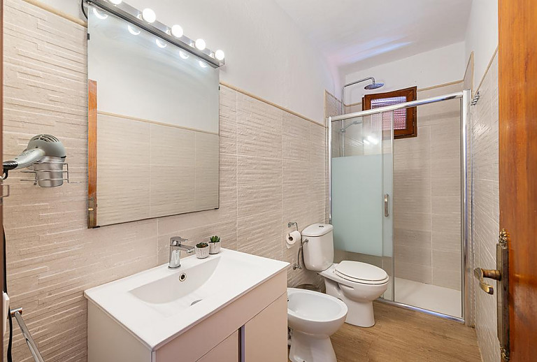 Badezimmer mit Dusche und WC