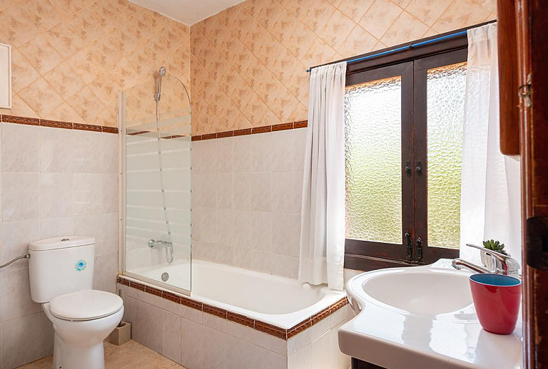 Bad mit Wanne und WC