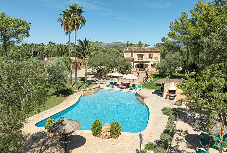 Grundstück mit Pool vor der Finca