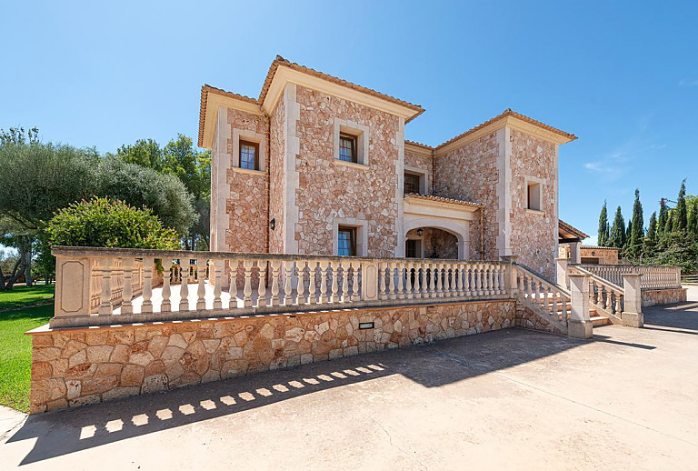 Treppe zum Eingang zur Natursteinfinca