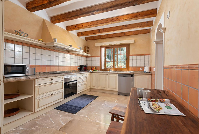 Küche mit Tisch und Hockern