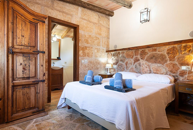 Schlafzimmer mit Doppelbett und Bad