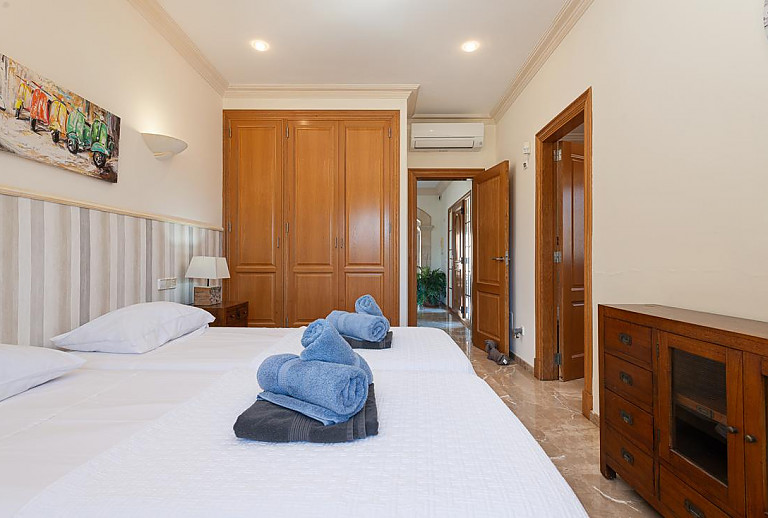 Schlafzimmer mit Doppelbett und Wandschrank