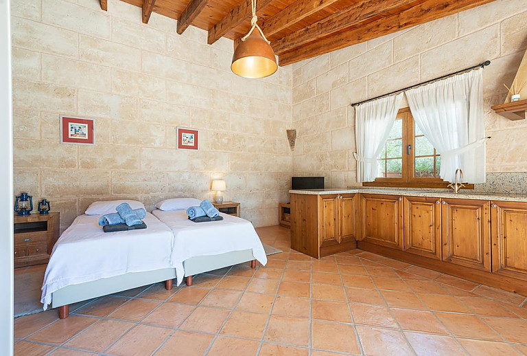 Schlafzimmer mit Einzelbetten und Fernseher