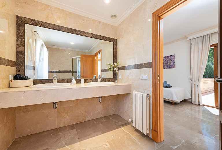 Badezimmer mit Waschbecken und Spiegel