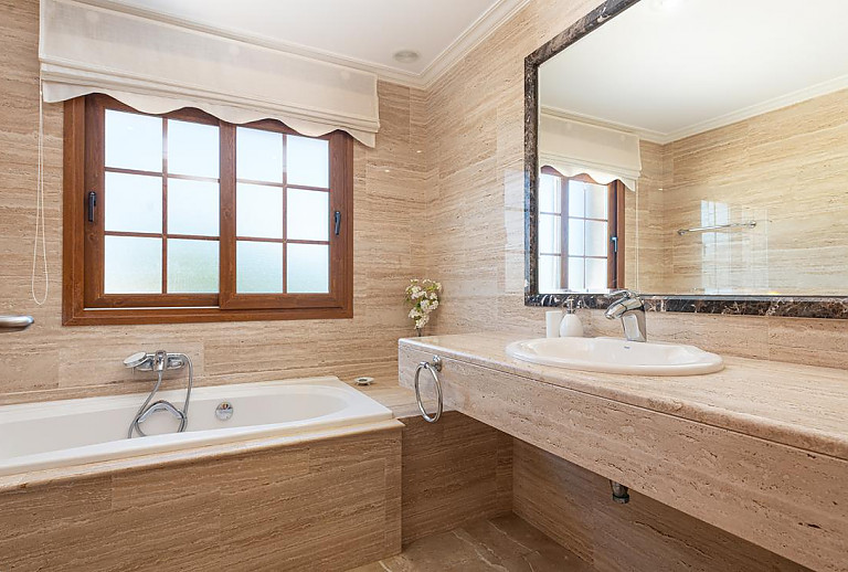 Badezimmer mit Wanne und Waschbecken