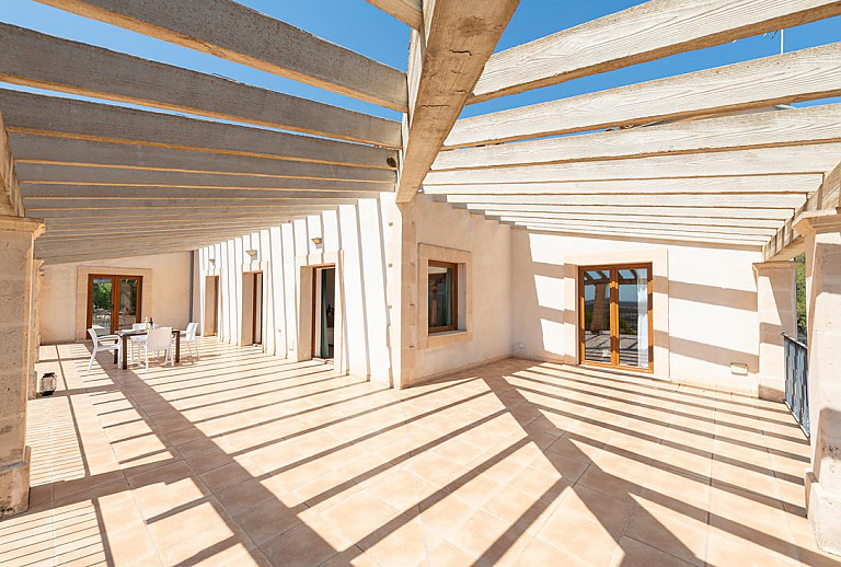 Terrasse mit Vordach und Esstisch