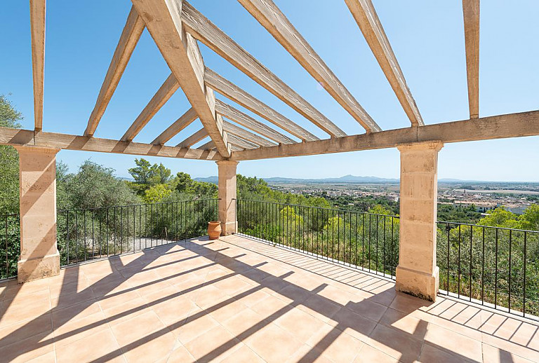 Terrasse mit Vordach und Weitblick
