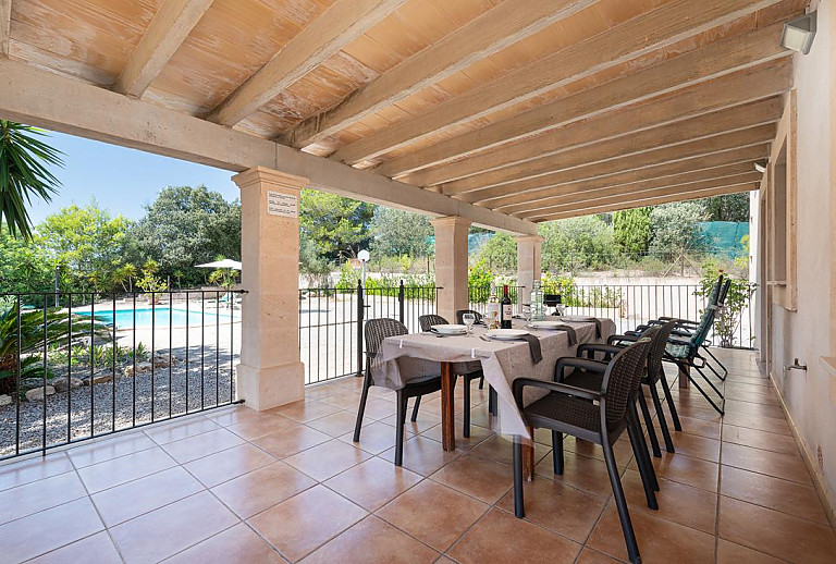 Terrasse mit Poolblick und Esstisch