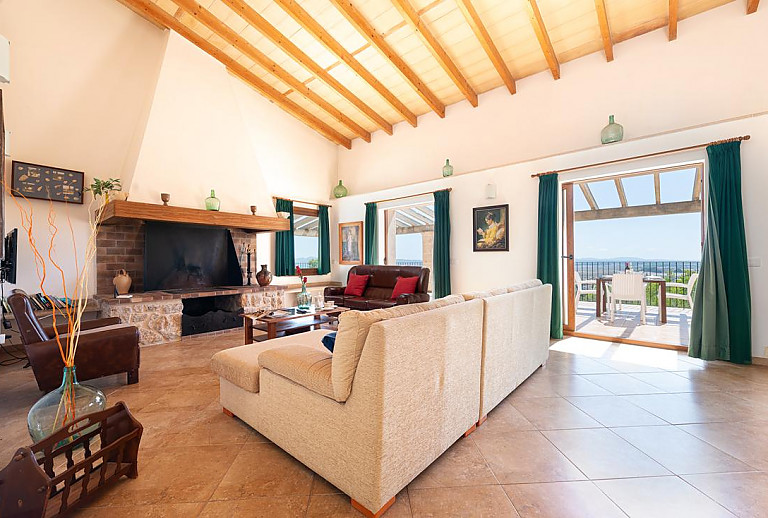 Wohnzimmer mit Fernseher und Couch