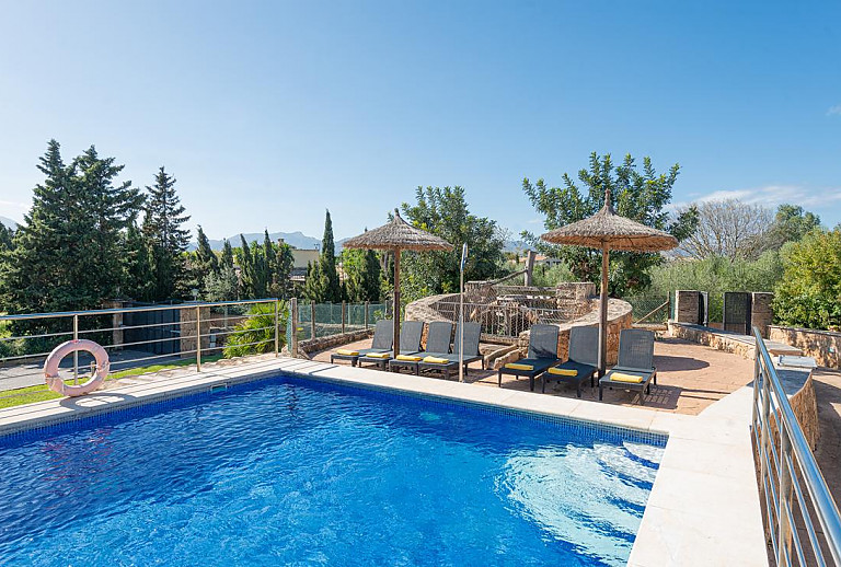 Garten mit Bäumen und Pool