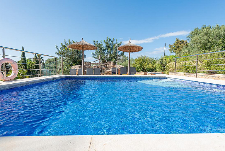 Sonnenliegen am Pool im Garten