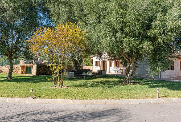 Zufahrt zur Finca mit Rasen und Bäumen