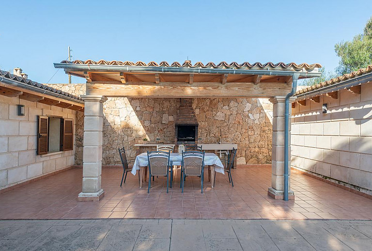 Terrasse mit Grill und Esstisch