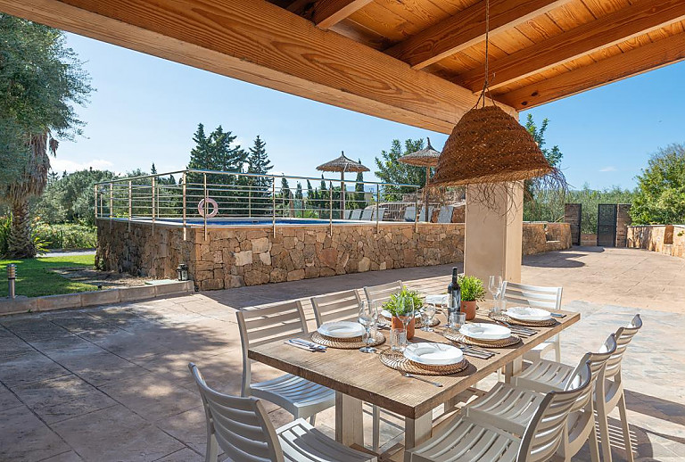 Terrasse mit Vordach und Esstisch