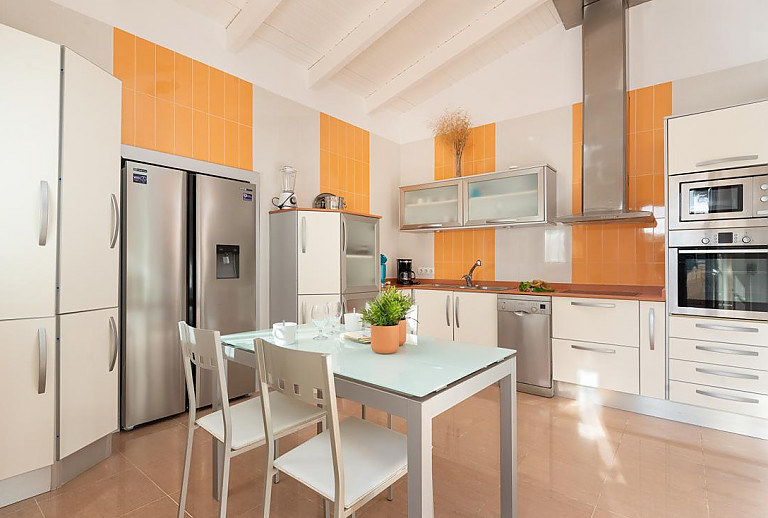 Küche mit Kühlschrank und Esstisch