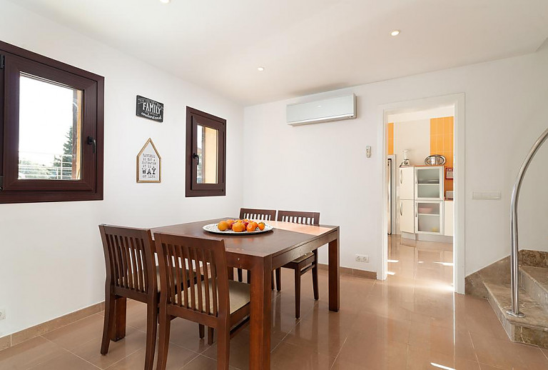 Wohnzimmer mit Esstisch und Klimaanlage