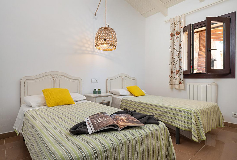 Schlafzimmer mit Einzelbetten und Heizung