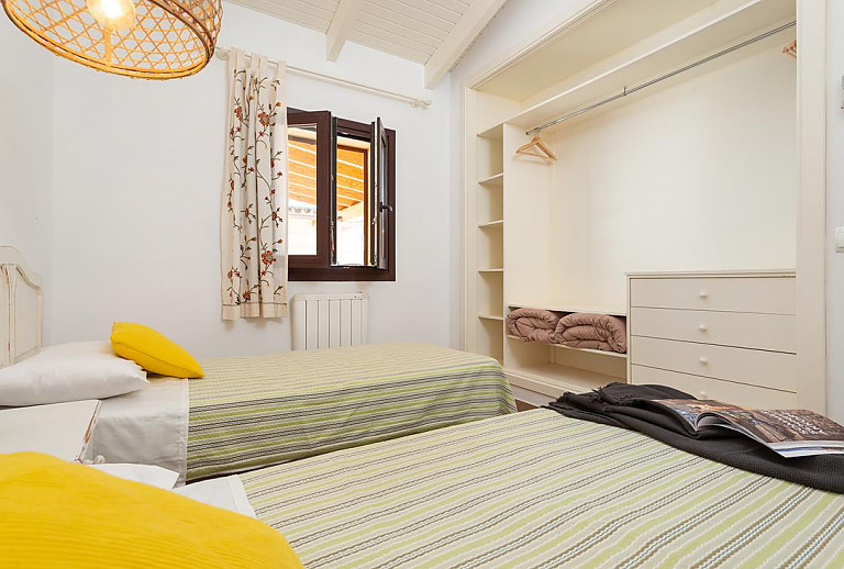 Schlafzimmer mit Einzelbetten und Kommode