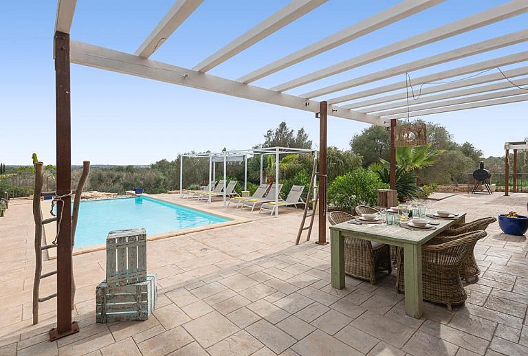 Terrasse am Pool und Esstisch