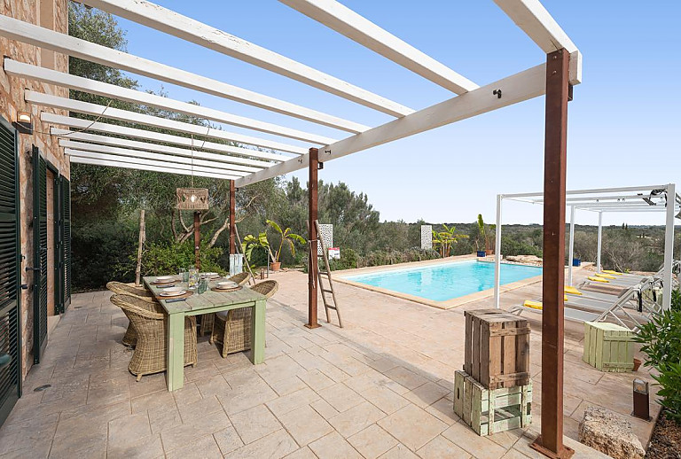 Weitblick vom Pool mit Sonnenliegen