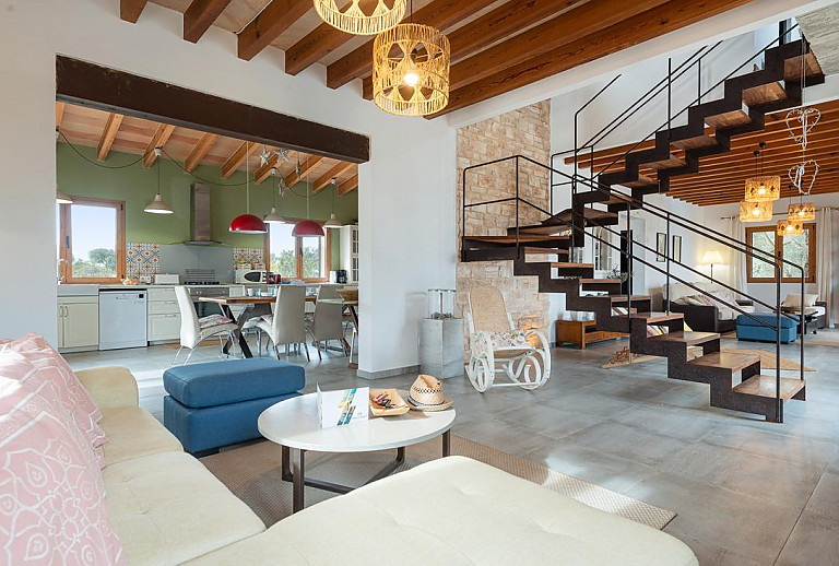 Wohnzimmer mit Treppe und Couch