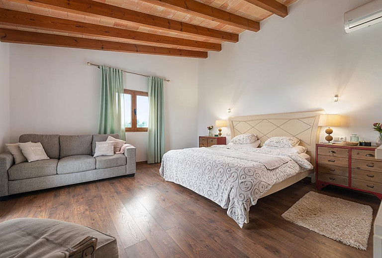 Schlafzimmer mit Doppelbett und Couch