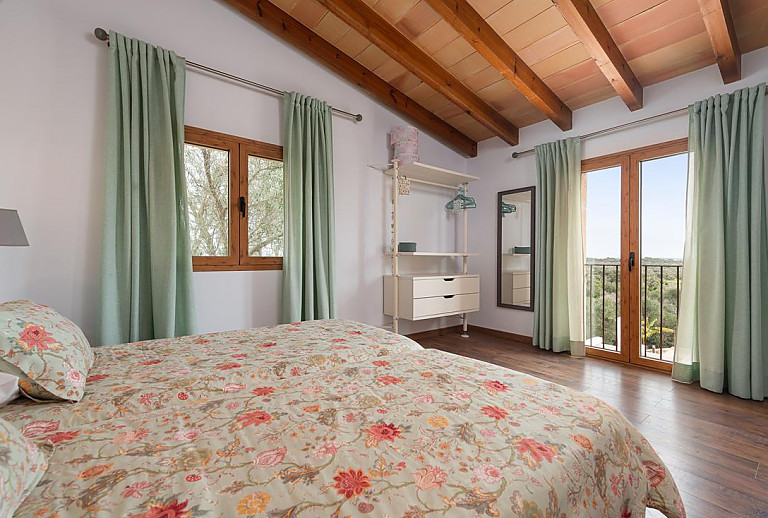 Schlafzimmer mit Doppelbett und Fenster