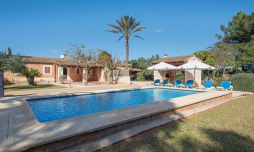 Finca mit Pool und Palmen