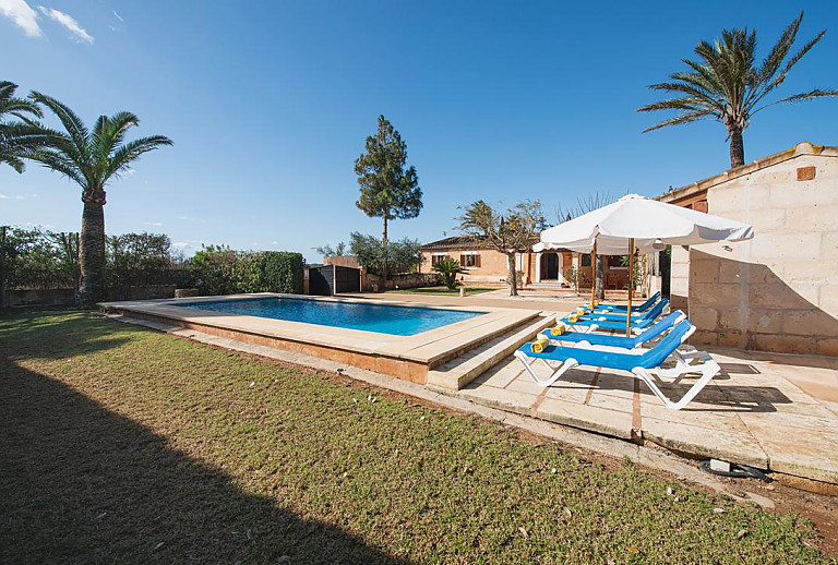 Sonnenliegen am Pool im Garten