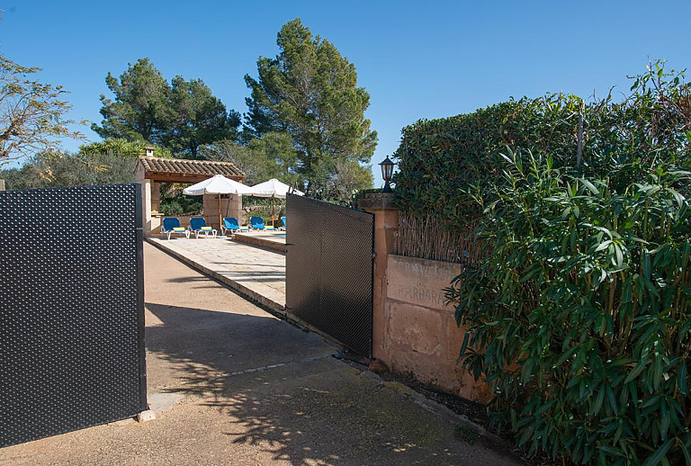 Eingangstor zum Grundstück mit Pool 