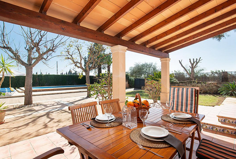 Terrasse mit Vordach und Esstisch