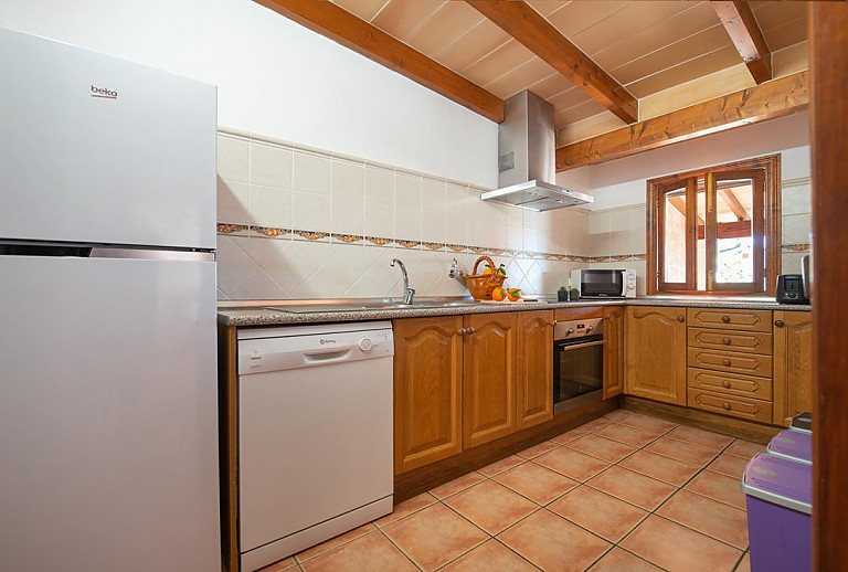 Küche mit Kühlschrank und Spülmaschine